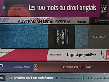 Pile de livres anglais et français utiles pour la traduction juridique